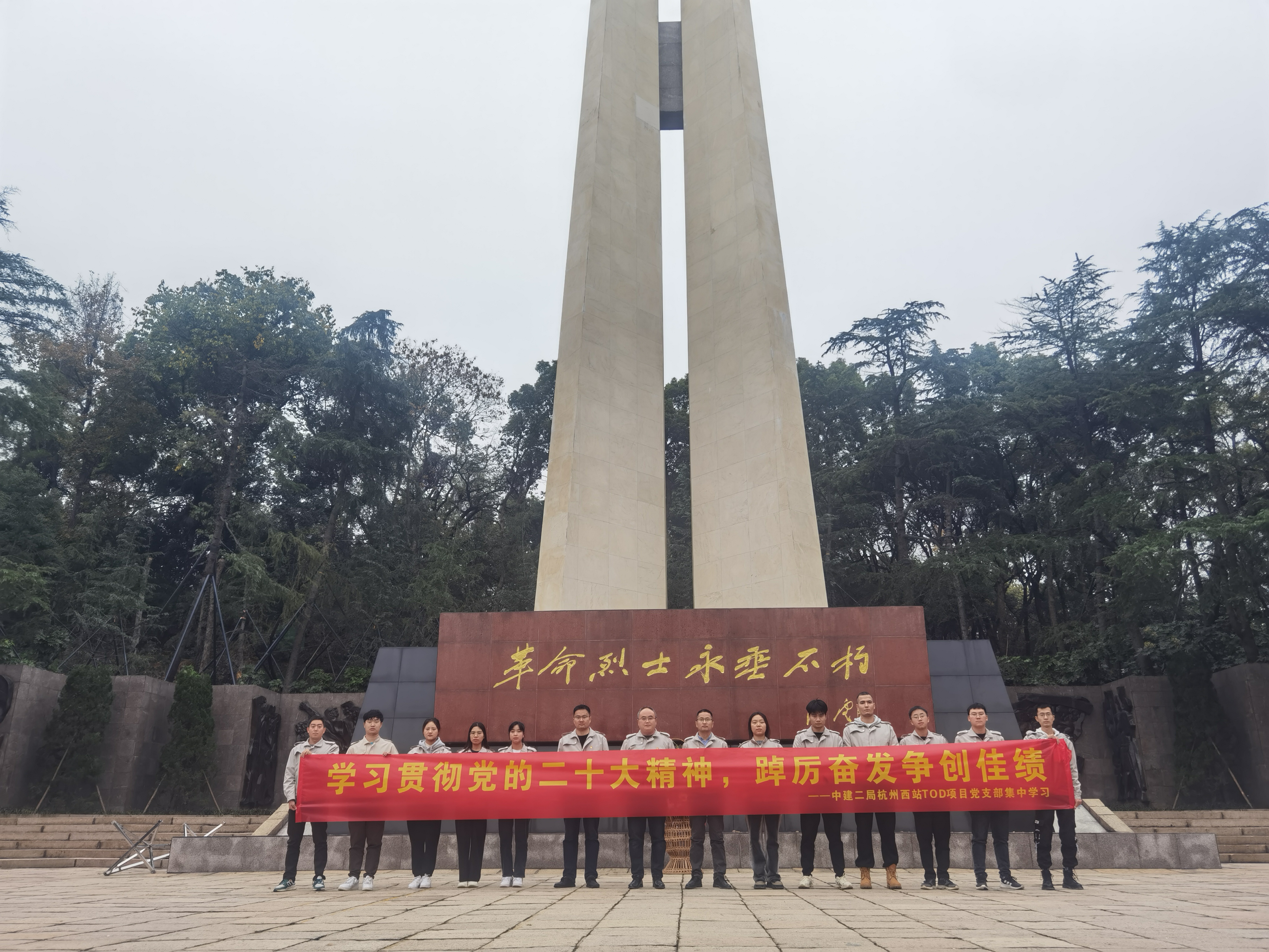 纪念碑合影.jpg