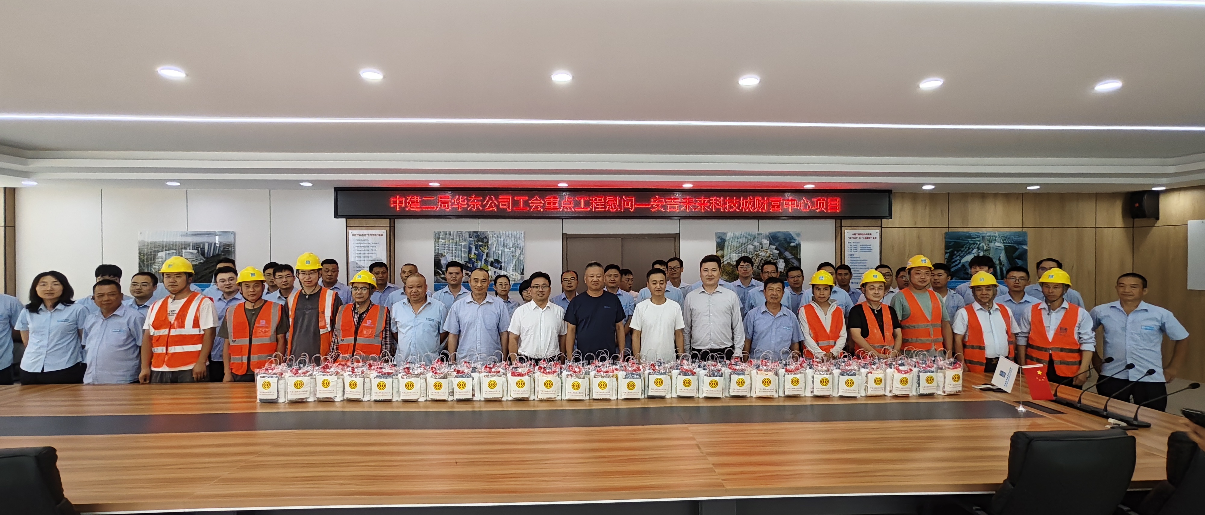 发放慰问品2 摄影-何相漩.jpg