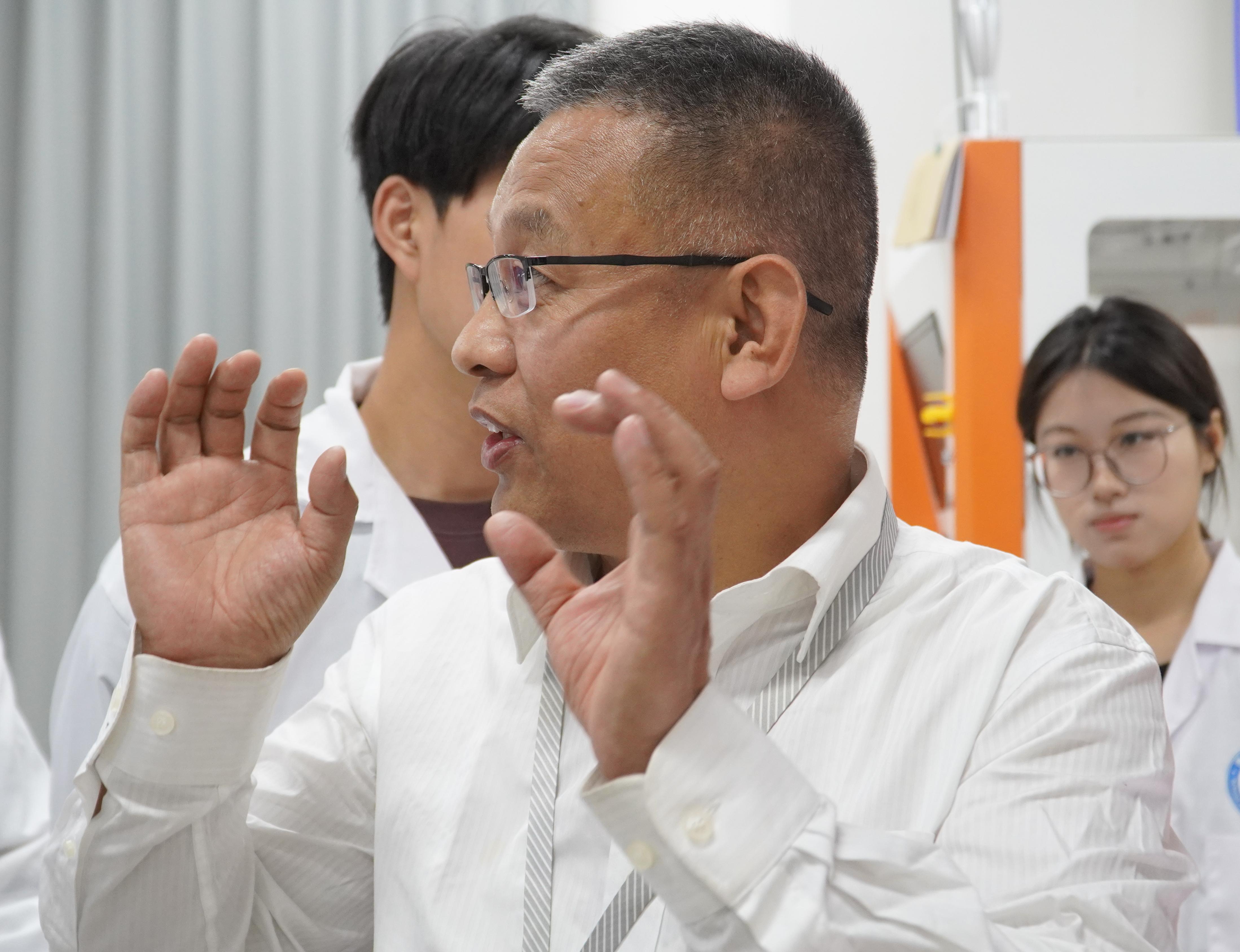 一块“会感知”的海绵，让钢轨磨损“无所遁形”——保定理工学生用柔性科技守护行车安全