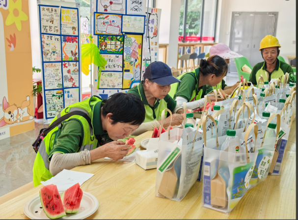 “夏日沁心凉，情暖环卫工” 新山社区关爱行动第3张