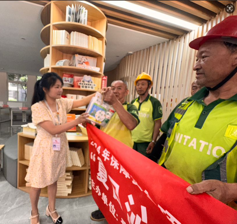 “夏日沁心凉，情暖环卫工” 新山社区关爱行动第6张