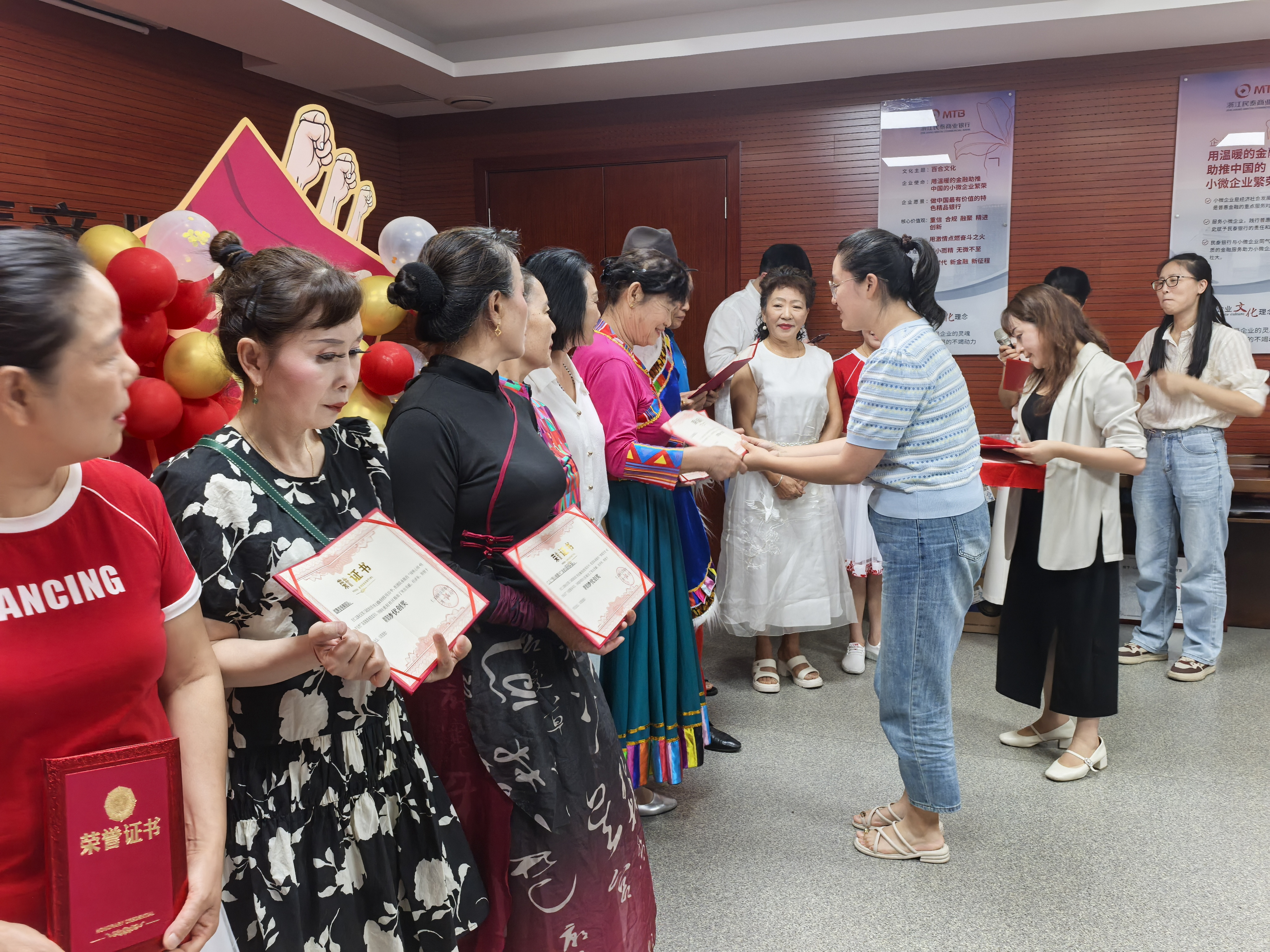 “营仁里居·协商自治”仁义路社区民主协商自治项目总结暨表彰会第4张