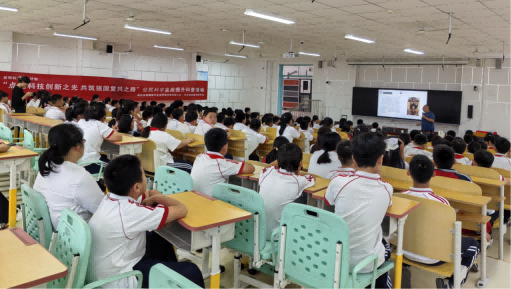 “AI的奇妙世界”科普知识专题讲座在廊坊市第十六中学成功举办