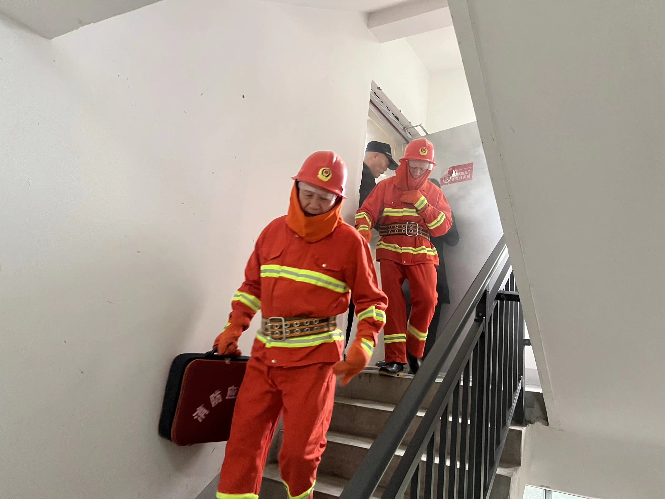 东华社区开展“筑牢社区防火墙·共守居民平安家”消防应急综合演练