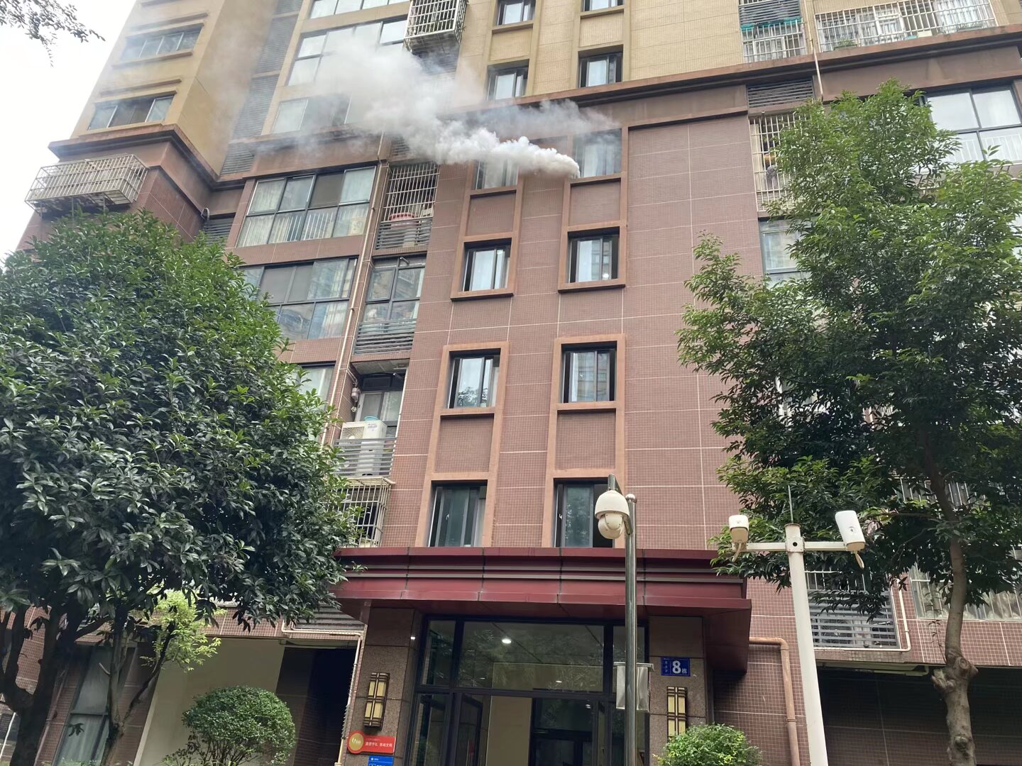 东华社区开展“筑牢社区防火墙·共守居民平安家”消防应急综合演练