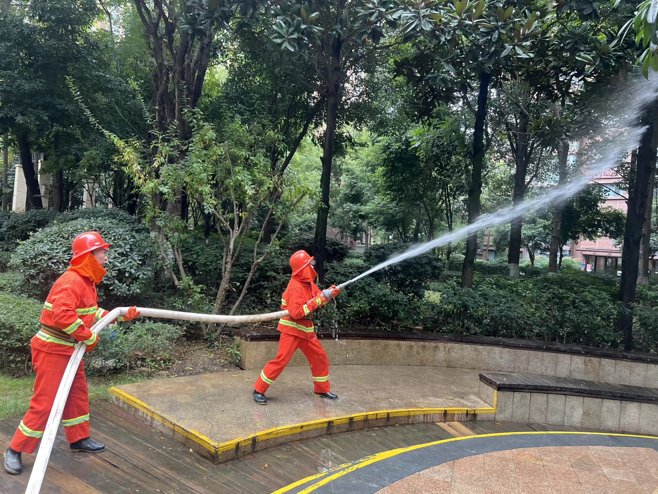 东华社区开展“筑牢社区防火墙·共守居民平安家”消防应急综合演练