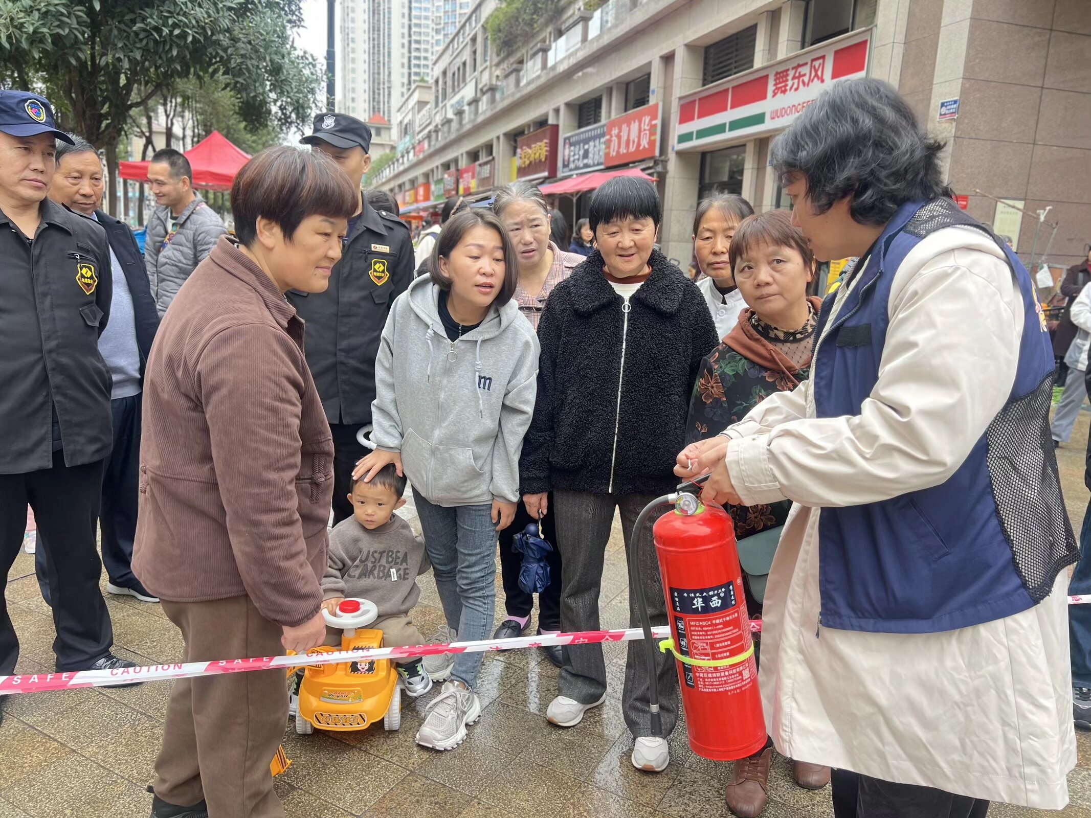 东华社区开展“筑牢社区防火墙·共守居民平安家”消防应急综合演练