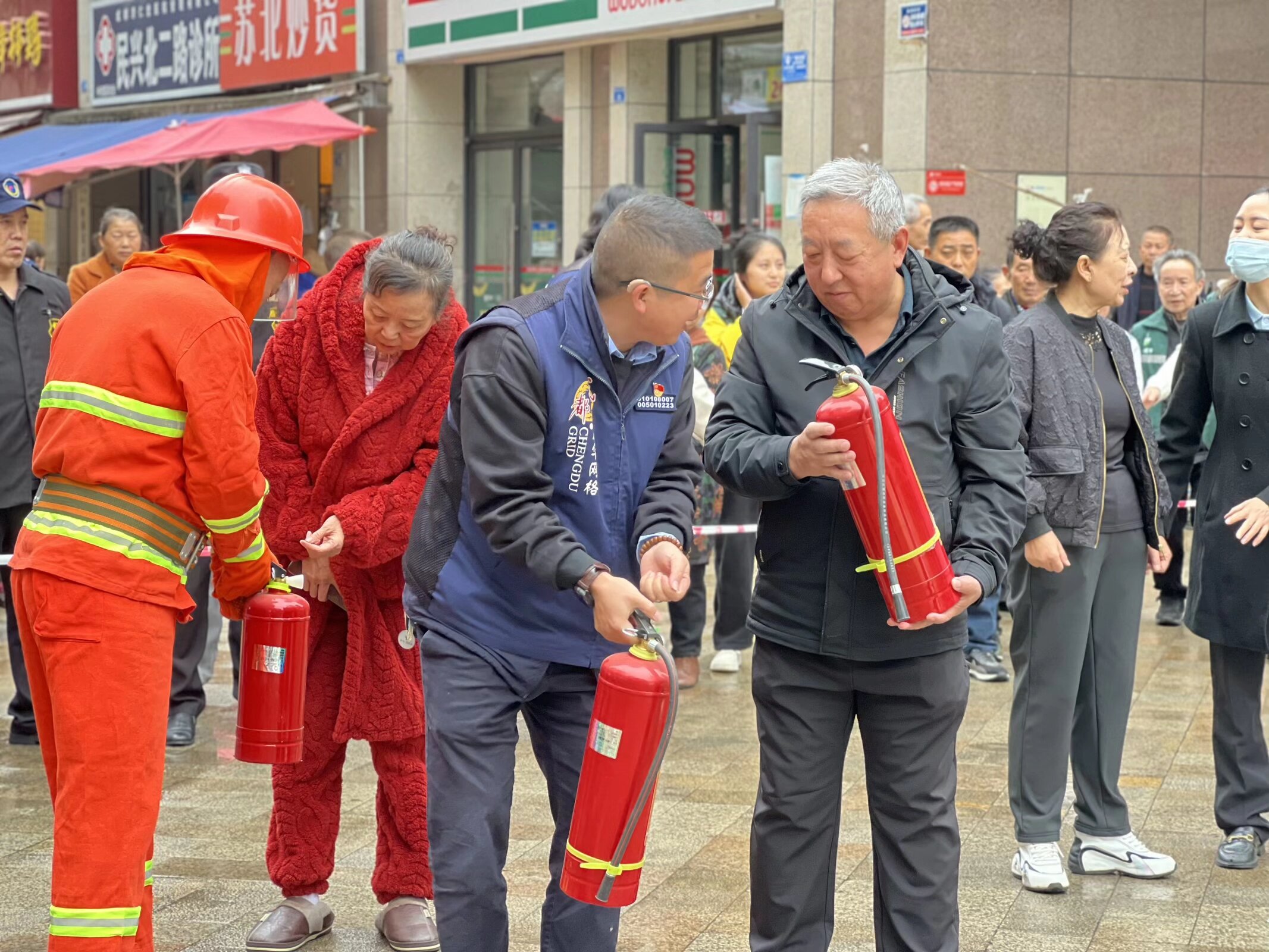 东华社区开展“筑牢社区防火墙·共守居民平安家”消防应急综合演练