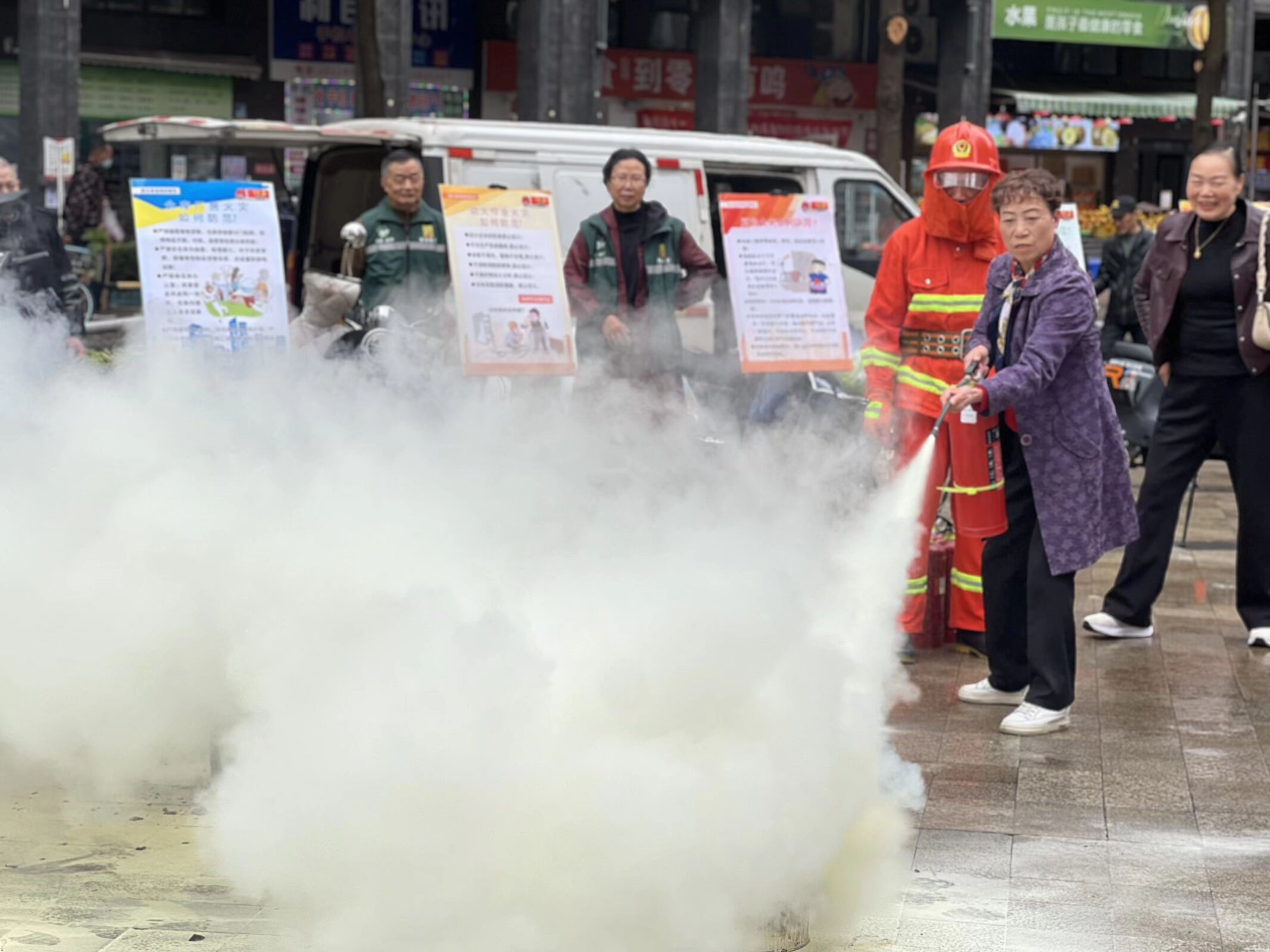 东华社区开展“筑牢社区防火墙·共守居民平安家”消防应急综合演练