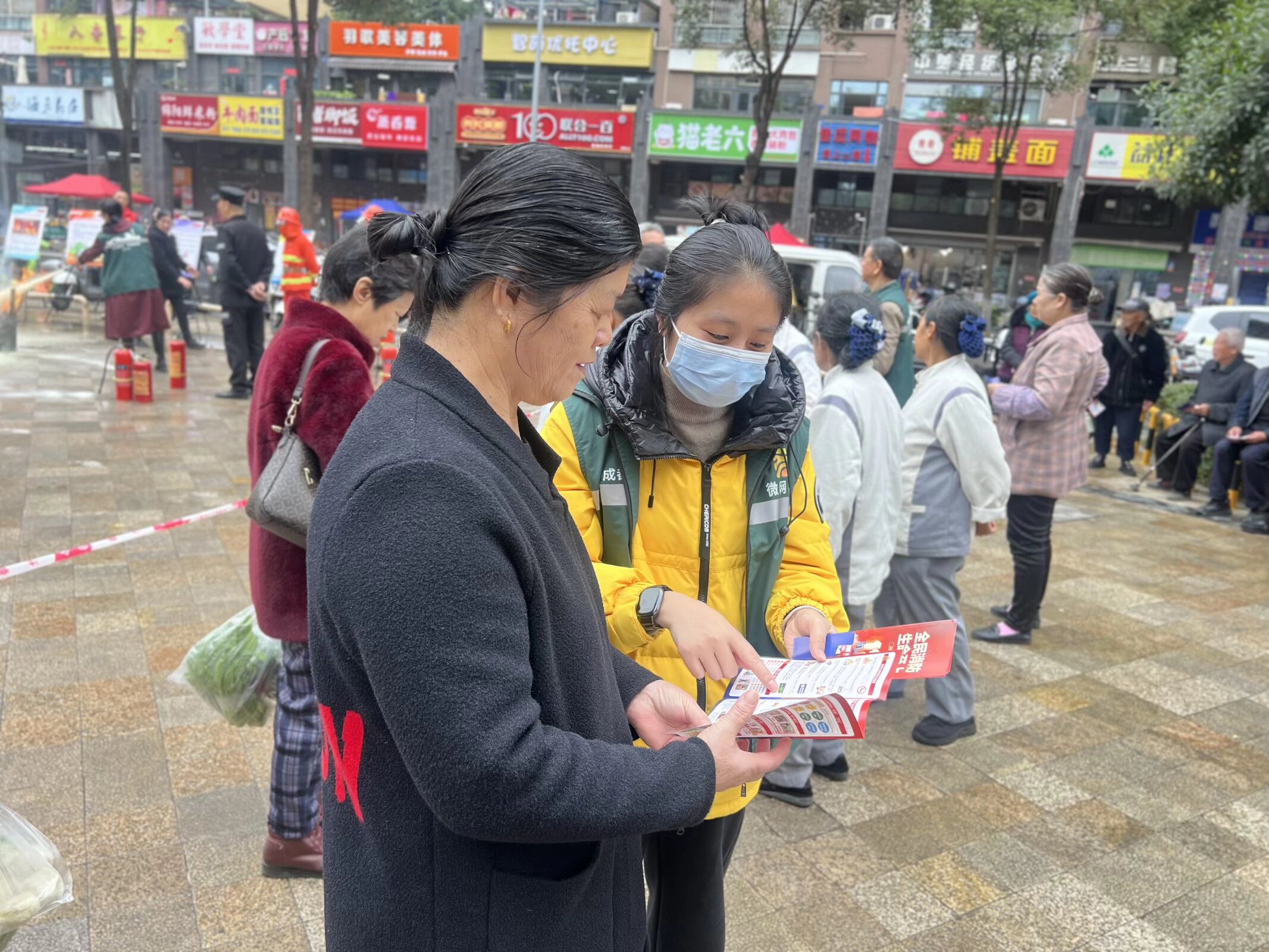 东华社区开展“筑牢社区防火墙·共守居民平安家”消防应急综合演练