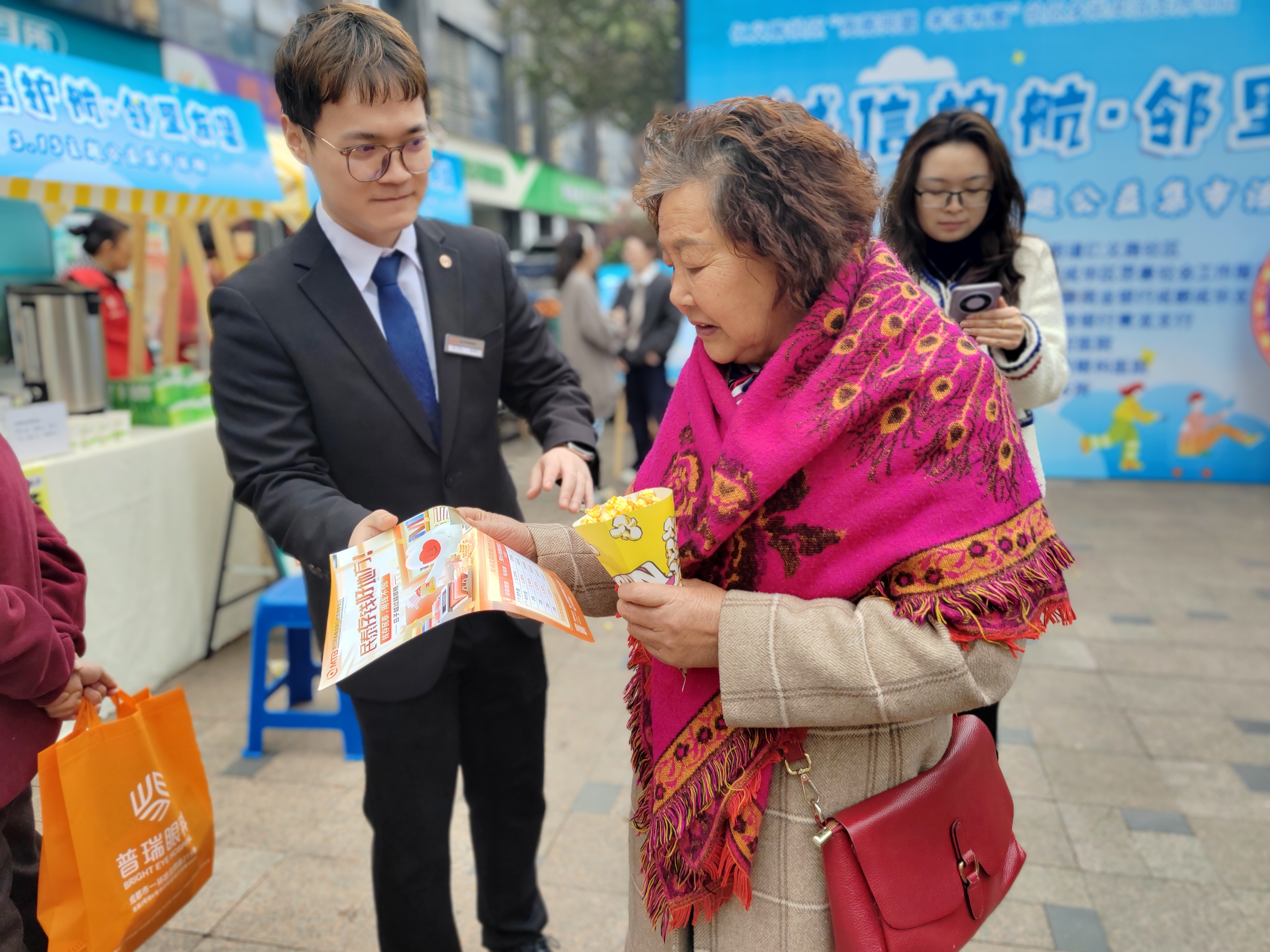 “诚信护航·邻里友集”3.15主题公益集市活动第8张