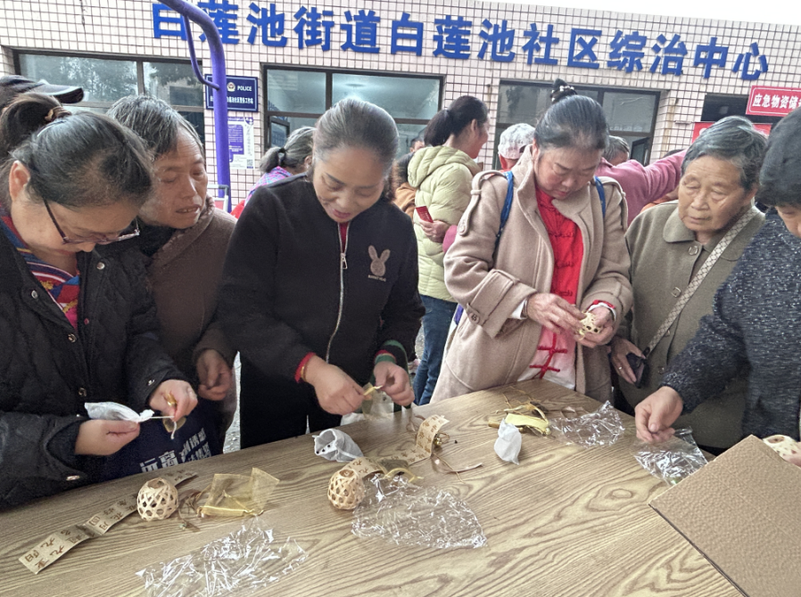 “重阳制茱萸，巧手纳安康”微网实格营建活动第2张